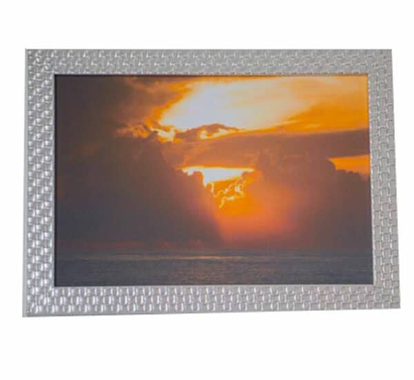 Couché de soleil nuageux sur océan